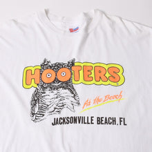 将图片加载到图库查看器中。 HOOTERS フーターズ VINTAGE ヴィンテージ 90's 半袖Tシャツ サイズXL ジャクソンビル ビーチ店 ホワイト 美品 中古 4a005856
