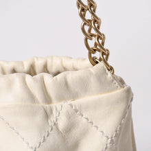 将图片加载到图库查看器中。 極美品 CHANEL シャネル ショルダーバッグ チェーンワンショルダーバッグ 花柄 ホワイト レッド グリーン ゴールド金具 8番台 ラムスキン 中古 4a005640