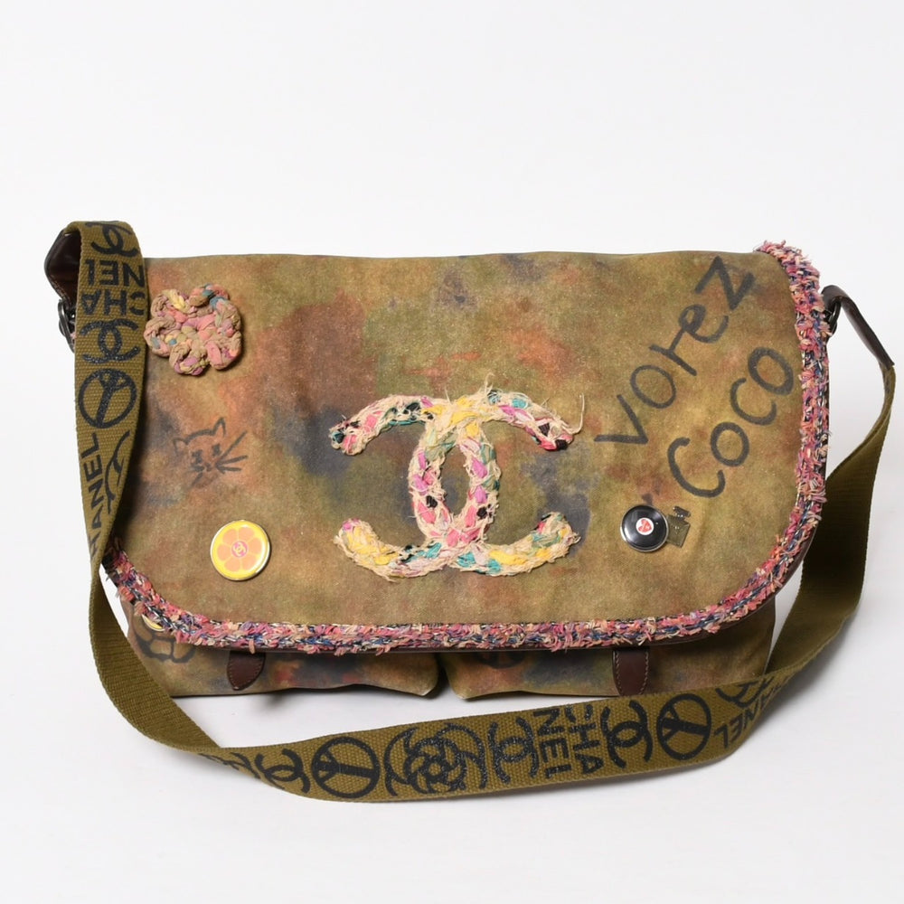 極美品 CHANEL シャネル エンブロイダリー メッセンジャーバッグ 21番台 A92790 グラフィティ カーキ ココマーク 中古 4a005833