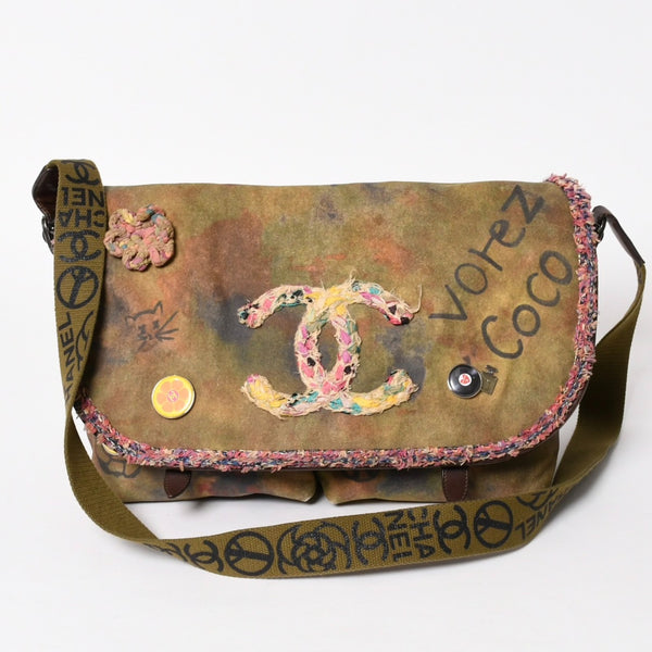 極美品 CHANEL シャネル エンブロイダリー メッセンジャーバッグ 21番台 A92790 グラフィティ カーキ ココマーク 中古 4a005833
