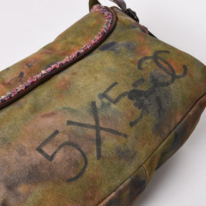 極美品 CHANEL シャネル エンブロイダリー メッセンジャーバッグ 21番台 A92790 グラフィティ カーキ ココマーク 中古 4a005833