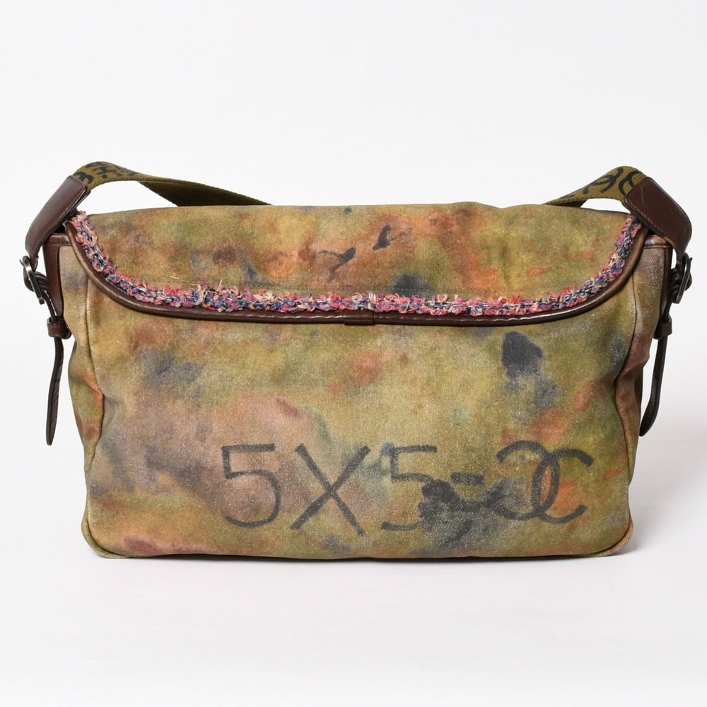 極美品 CHANEL シャネル エンブロイダリー メッセンジャーバッグ 21番台 A92790 グラフィティ カーキ ココマーク 中古 4a005833