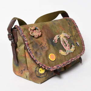 極美品 CHANEL シャネル エンブロイダリー メッセンジャーバッグ 21番台 A92790 グラフィティ カーキ ココマーク 中古 4a005833
