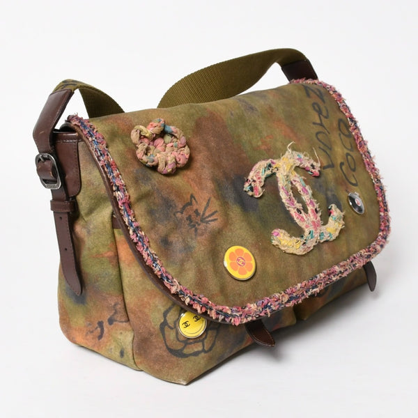 極美品 CHANEL シャネル エンブロイダリー メッセンジャーバッグ 21番台 A92790 グラフィティ カーキ ココマーク 中古 4a005833