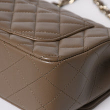 画像をギャラリービューアに読み込む, 新品同様 CHANEL シャネル ミニマトラッセ ショルダーバッグ ランダム番台 ラムスキン グレージュ ゴールド金具 中古 4a006022
