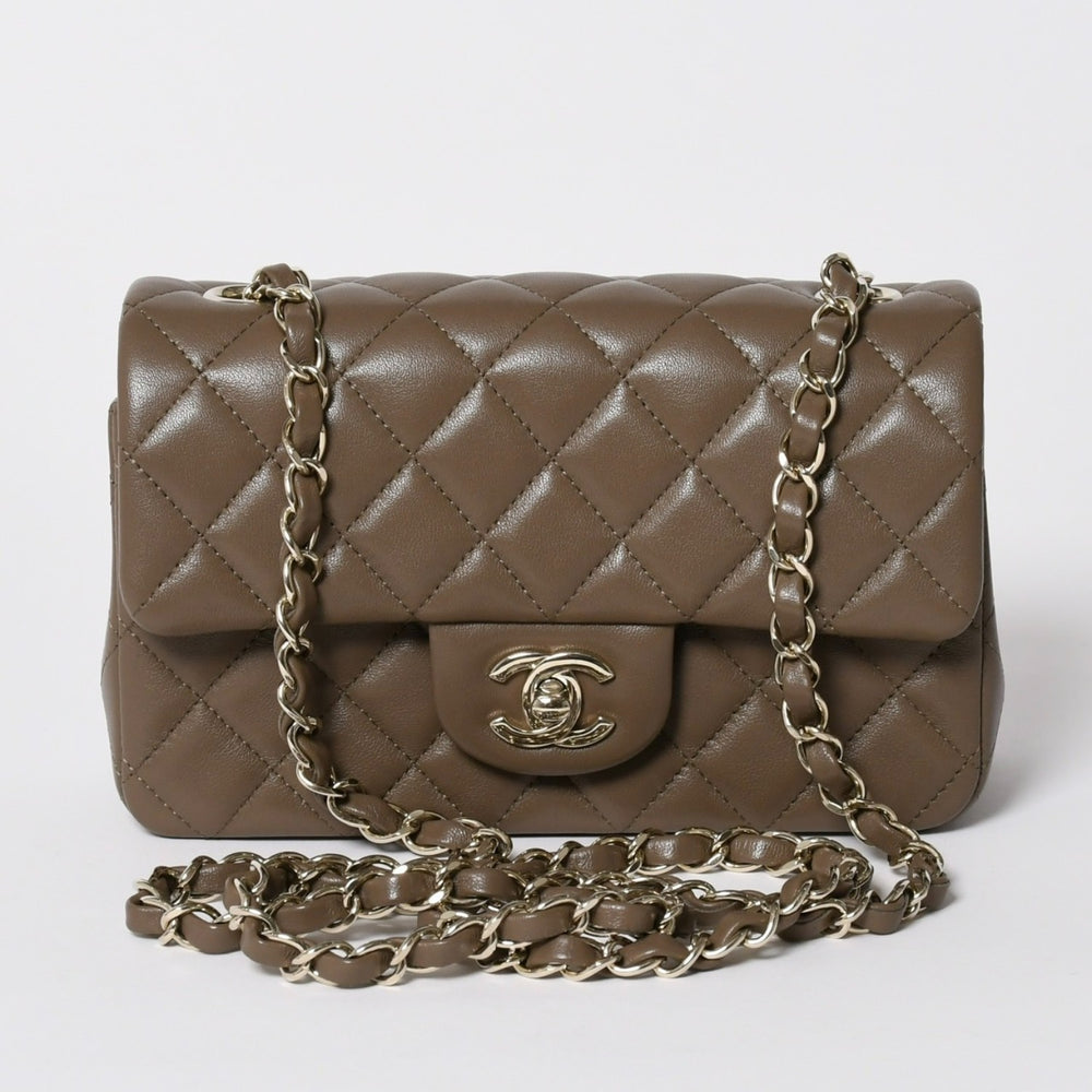 新品同様 CHANEL シャネル ミニマトラッセ ショルダーバッグ ランダム番台 ラムスキン グレージュ ゴールド金具 中古 4a006022