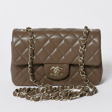 画像をギャラリービューアに読み込む, 新品同様 CHANEL シャネル ミニマトラッセ ショルダーバッグ ランダム番台 ラムスキン グレージュ ゴールド金具 中古 4a006022