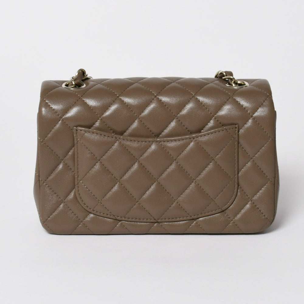 新品同様 CHANEL シャネル ミニマトラッセ ショルダーバッグ ランダム番台 ラムスキン グレージュ ゴールド金具 中古 4a006022