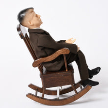 画像をギャラリービューアに読み込む, KAMAR カマー J.Fケネディ アメリカ大統領 ロッキングチェア オルゴール フィギュア ホビー 人形 美品 中古 4a005883