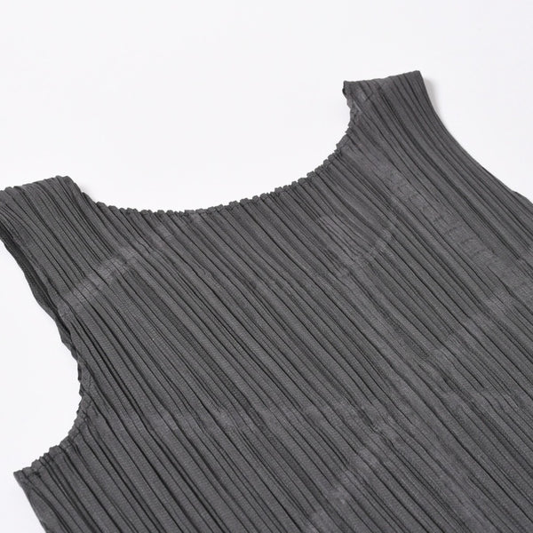 極美品 PLEATS PLEASE ISSEY MIYAKE プリーツプリーズ イッセイミヤケ タンクトップ プリーツ加工 サイズ3 ポリエステル カーキ 中古 4a006007