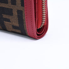 画像をギャラリービューアに読み込む, 極美品 FENDI フェンディ コンパクトウォレット 二つ折り財布 ズッカ柄 イタリア製 キャンバス レザー ブラウン レッド ゴールド金具 中古 4a006054