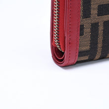 画像をギャラリービューアに読み込む, 極美品 FENDI フェンディ コンパクトウォレット 二つ折り財布 ズッカ柄 イタリア製 キャンバス レザー ブラウン レッド ゴールド金具 中古 4a006054