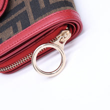 画像をギャラリービューアに読み込む, 極美品 FENDI フェンディ コンパクトウォレット 二つ折り財布 ズッカ柄 イタリア製 キャンバス レザー ブラウン レッド ゴールド金具 中古 4a006054