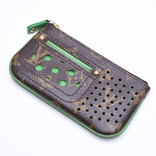 Load the image into the gallery viewer. 極美品 LOUIS VUITTON ルイヴィトン ペルフォ ポシェットクレ コインケース M95186 モノグラムペルフォ ブラウン グリーン 中古 4a006060