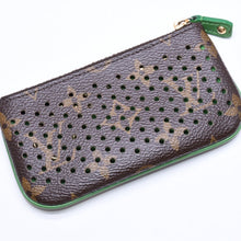 Load the image into the gallery viewer. 極美品 LOUIS VUITTON ルイヴィトン ペルフォ ポシェットクレ コインケース M95186 モノグラムペルフォ ブラウン グリーン 中古 4a006060