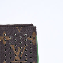 Load the image into the gallery viewer. 極美品 LOUIS VUITTON ルイヴィトン ペルフォ ポシェットクレ コインケース M95186 モノグラムペルフォ ブラウン グリーン 中古 4a006060