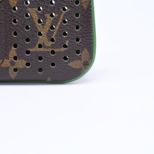 Load the image into the gallery viewer. 極美品 LOUIS VUITTON ルイヴィトン ペルフォ ポシェットクレ コインケース M95186 モノグラムペルフォ ブラウン グリーン 中古 4a006060