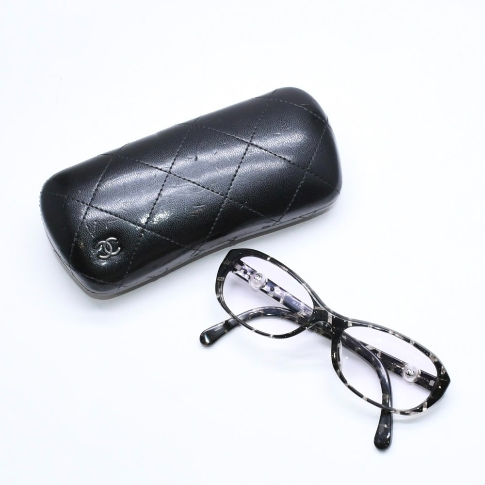 極美品 CHANEL シャネル 伊達メガネ アイウェア 3224-A c.1284 サイズ53□16 135 ココマーク フェイクパール ラメ マーブル 中古 4a006167