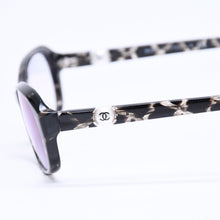 将图片加载到图库查看器中。 極美品 CHANEL シャネル 伊達メガネ アイウェア 3224-A c.1284 サイズ53□16 135 ココマーク フェイクパール ラメ マーブル 中古 4a006167