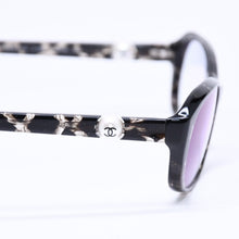 将图片加载到图库查看器中。 極美品 CHANEL シャネル 伊達メガネ アイウェア 3224-A c.1284 サイズ53□16 135 ココマーク フェイクパール ラメ マーブル 中古 4a006167
