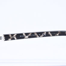 将图片加载到图库查看器中。 極美品 CHANEL シャネル 伊達メガネ アイウェア 3224-A c.1284 サイズ53□16 135 ココマーク フェイクパール ラメ マーブル 中古 4a006167
