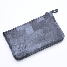 Load the image into the gallery viewer. 新品未使用品 LOUIS VUITTON ルイヴィトン コインケース ダモフラージュ・キャンバス ポシェットクレ M28666 ブラック グレー 中古 4a006091