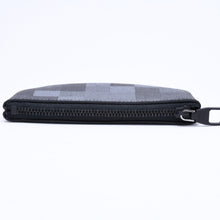 Load the image into the gallery viewer. 新品未使用品 LOUIS VUITTON ルイヴィトン コインケース ダモフラージュ・キャンバス ポシェットクレ M28666 ブラック グレー 中古 4a006091