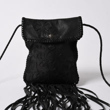 画像をギャラリービューアに読み込む, CHROME HEARTS クロムハーツ FLAT HIPPIE W/FRINGE フラットヒッピー フリンジ ショルダーバッグ セメタリークロスパッチ 美品 中古 4a006163