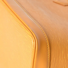 Load the image into the gallery viewer. 極美品 LOUIS VUITTON ルイヴィトン アルマ ハンドバッグ M52419 エピレザー タッシリイエロー シルバー金具 中古 4a006209