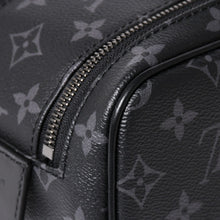 Load the image into the gallery viewer. 極美品 LOUIS VUITTON ルイヴィトン ドップ キット ハンドバッグ M46354 モノグラム エクリプス ブラック 中古 4a006103