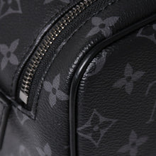 Load the image into the gallery viewer. 極美品 LOUIS VUITTON ルイヴィトン ドップ キット ハンドバッグ M46354 モノグラム エクリプス ブラック 中古 4a006103