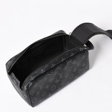 Load the image into the gallery viewer. 極美品 LOUIS VUITTON ルイヴィトン ドップ キット ハンドバッグ M46354 モノグラム エクリプス ブラック 中古 4a006103