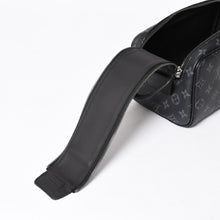 Load the image into the gallery viewer. 極美品 LOUIS VUITTON ルイヴィトン ドップ キット ハンドバッグ M46354 モノグラム エクリプス ブラック 中古 4a006103