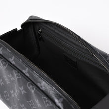 Load the image into the gallery viewer. 極美品 LOUIS VUITTON ルイヴィトン ドップ キット ハンドバッグ M46354 モノグラム エクリプス ブラック 中古 4a006103