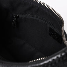 Load the image into the gallery viewer. 極美品 GUCCI グッチ ワンショルダーバッグ ハンドバッグ 115002 イタリア製 GGキャンバス レザー メタルブラック金具 中古 4a006215