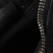 Load the image into the gallery viewer. 極美品 GUCCI グッチ ワンショルダーバッグ ハンドバッグ 115002 イタリア製 GGキャンバス レザー メタルブラック金具 中古 4a006215
