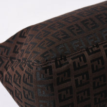 Load the image into the gallery viewer. 極美品 FENDI フェンディ ショルダーバッグ ズッキーノ 2241-8BR267JQ5-039 ブラウン シルバー金具 中古 4a006227
