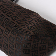 Load the image into the gallery viewer. 極美品 FENDI フェンディ ショルダーバッグ ズッキーノ 2241-8BR267JQ5-039 ブラウン シルバー金具 中古 4a006227