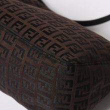 Load the image into the gallery viewer. 極美品 FENDI フェンディ ショルダーバッグ ズッキーノ 2241-8BR267JQ5-039 ブラウン シルバー金具 中古 4a006227