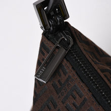 Load the image into the gallery viewer. 極美品 FENDI フェンディ ショルダーバッグ ズッキーノ 2241-8BR267JQ5-039 ブラウン シルバー金具 中古 4a006227