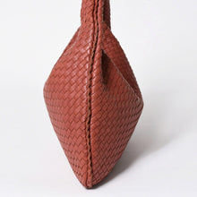 Load the image into the gallery viewer. 極美品 BOTTEGA VENETA ボッテガヴェネタ イントレチャート ホーボー ハンドバッグ ショルダーバッグ ピンク レザー 中古 4a006224
