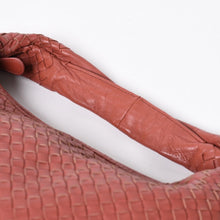 Load the image into the gallery viewer. 極美品 BOTTEGA VENETA ボッテガヴェネタ イントレチャート ホーボー ハンドバッグ ショルダーバッグ ピンク レザー 中古 4a006224