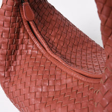Load the image into the gallery viewer. 極美品 BOTTEGA VENETA ボッテガヴェネタ イントレチャート ホーボー ハンドバッグ ショルダーバッグ ピンク レザー 中古 4a006224