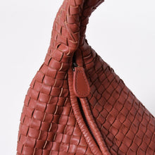 Load the image into the gallery viewer. 極美品 BOTTEGA VENETA ボッテガヴェネタ イントレチャート ホーボー ハンドバッグ ショルダーバッグ ピンク レザー 中古 4a006224