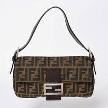 Load the image into the gallery viewer. 極美品 FENDI フェンディ ショルダーバッグ クロスボディバッグ マンマバケット ズッカ柄 33492 ブラウン シルバー金具 中古 4a006376