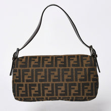 Load the image into the gallery viewer. 極美品 FENDI フェンディ ショルダーバッグ クロスボディバッグ マンマバケット ズッカ柄 33492 ブラウン シルバー金具 中古 4a006376