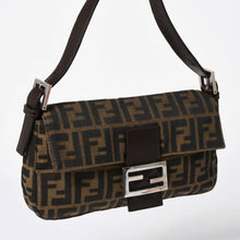 Load the image into the gallery viewer. 極美品 FENDI フェンディ ショルダーバッグ クロスボディバッグ マンマバケット ズッカ柄 33492 ブラウン シルバー金具 中古 4a006376