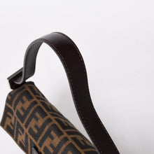 Load the image into the gallery viewer. 極美品 FENDI フェンディ ショルダーバッグ クロスボディバッグ マンマバケット ズッカ柄 33492 ブラウン シルバー金具 中古 4a006376