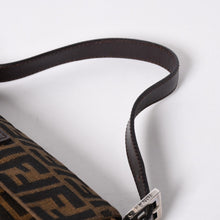 Load the image into the gallery viewer. 極美品 FENDI フェンディ ショルダーバッグ クロスボディバッグ マンマバケット ズッカ柄 33492 ブラウン シルバー金具 中古 4a006376