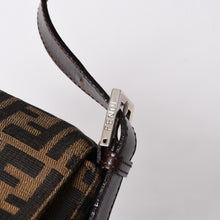 Load the image into the gallery viewer. 極美品 FENDI フェンディ ショルダーバッグ クロスボディバッグ マンマバケット ズッカ柄 33492 ブラウン シルバー金具 中古 4a006376